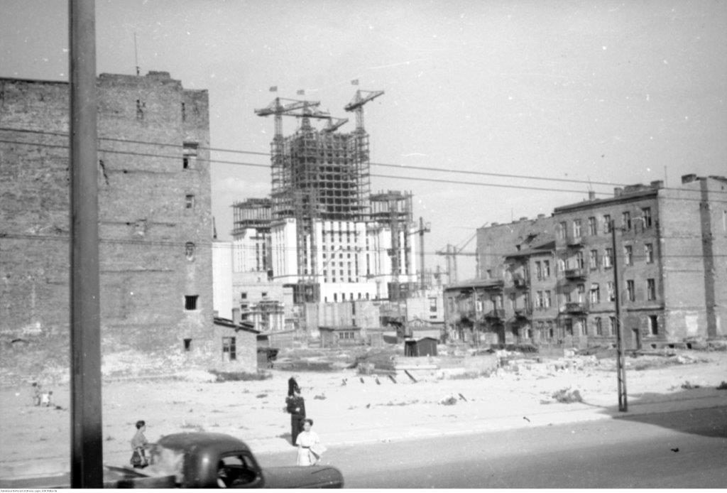 Pałac Kultury i Nauki w Warszawie w czasie budowy, wokoło zburzone i zniszone kamienice