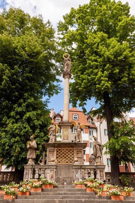 Kolumna maryjna na rynku w Kłodzku, wzniesiona podczas zarazy z 1680 roku, detal – święty Sebastian, patron od zarazy, fot. Karolina Dyjas, licencja cc by 3.0