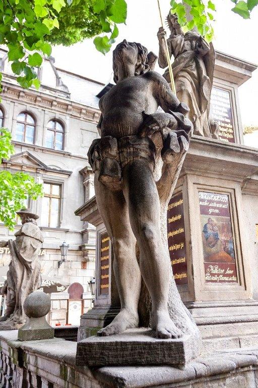 Kolumna maryjna na rynku w Kłodzku, wzniesiona podczas zarazy z 1680 roku, detal – święty Sebastian, patron od zarazy, fot. Karolina Dyjas, licencja cc by 3.0