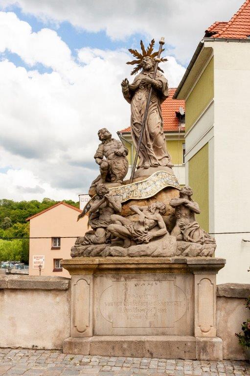 Figura świętego Franciszka Ksawerego na kłodzkiej młynówce, wzniesiona jako ex voto po zarazie 1713 roku, wierna kopia oryginału z 1714 roku, fot. Karolina Dyjas, licencja cc by 3.0