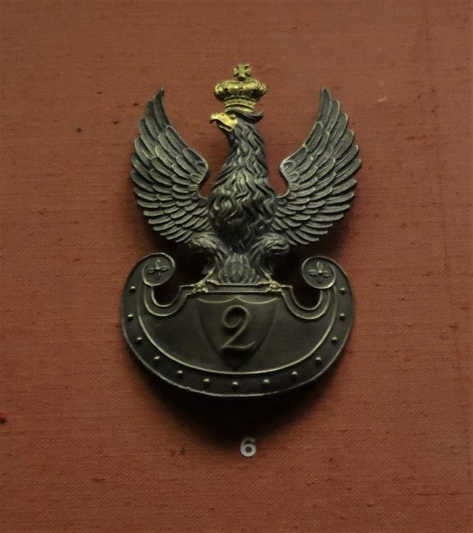 Metalowy orzeł w koronie, na tarczy wygrawerowany numer 2