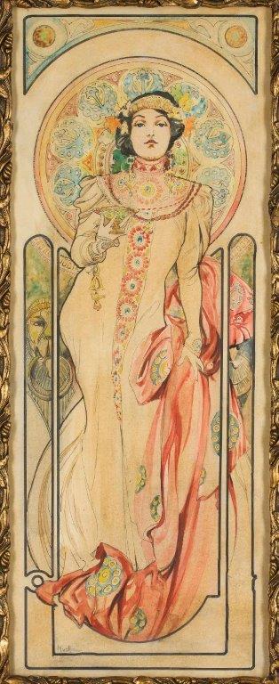 Całopostaciowe przedstawienie kobiety w długiej sukni na tle secesyjenj ornamentyki. 
