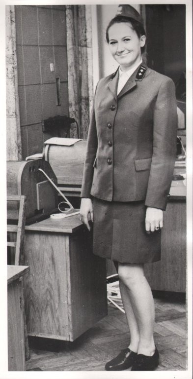 Pracownica resortu łączności w mundurze, 1970, fotografia, Muzeum Poczty i Telekomunikacji we Wrocławiu, dzięki uprzejmości muzeum Pracownica resortu łączności w mundurze, 1970, fotografia, Muzeum Poczty i Telekomunikacji we Wrocławiu, dzięki uprzejmości muzeum