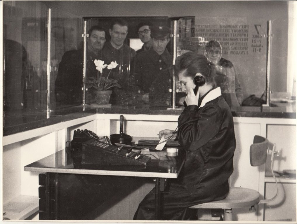 Pracownica Obwodowego Urzędu Pocztowo-Telekomunikacyjnego Zgorzelec 1, 1963, fotografia, Muzeum Poczty i Telekomunikacji we Wrocławiu, dzięki uprzejmości muzeum Pracownica Obwodowego Urzędu Pocztowo-Telekomunikacyjnego Zgorzelec 1, 1963, fotografia, Muzeum Poczty i Telekomunikacji we Wrocławiu, dzięki uprzejmości muzeum
