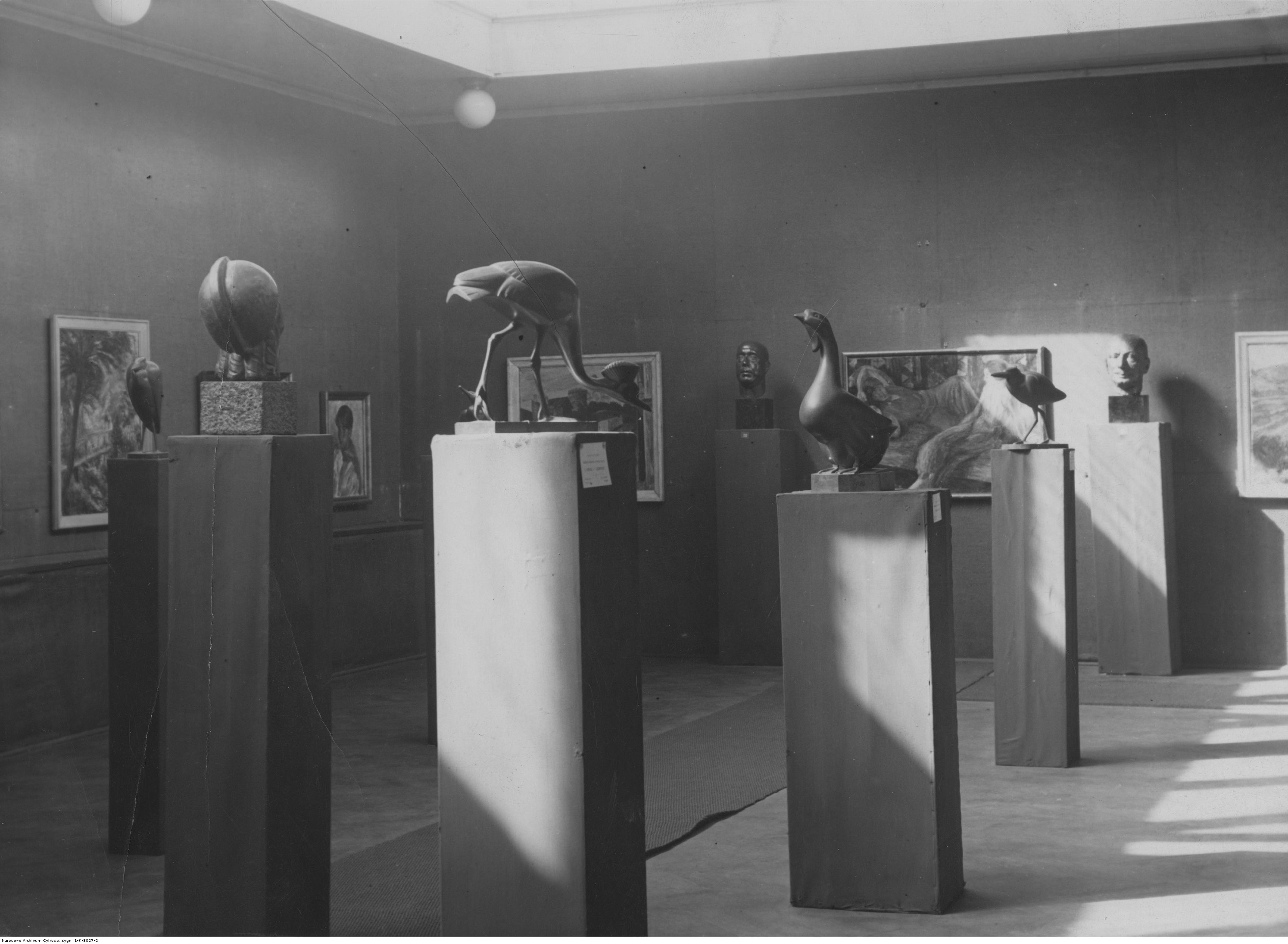 Wystawa rzeźb Magdaleny Gross w Instytucie Propagandy Sztuki w Warszawie – widoczne między innymi Czapla, Żuraw koronowy i Gęś japońska, 1933