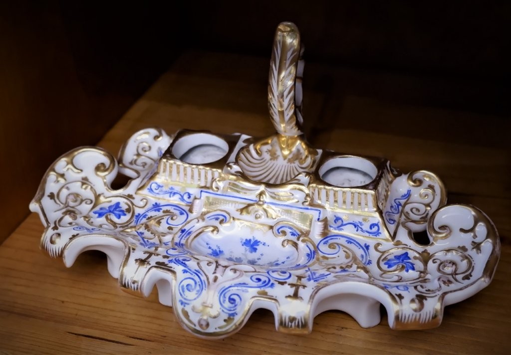 Ekrytuar, porcelana, ręczna malatura, złocenie, Tielsch Porcellan Manufaktur, Altwasser (dzisiejszy Stary Zdrój w Wałbrzychu), 1845–1860, Muzeum Porcelany w Wałbrzychu, fot. Aleksandra Gil, licencja CC BY-ND 4.0