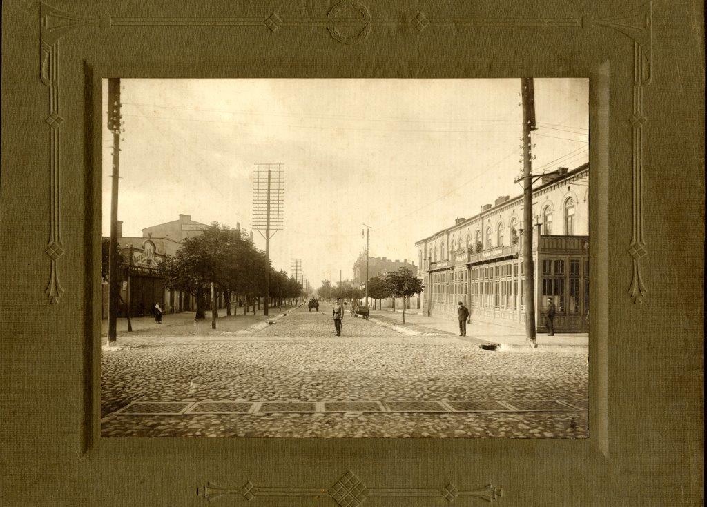 Kamienica przy alei Najświętszej Maryi Panny 27 w Częstochowie. W lokalu z charakterystyczną drewnianą werandą od 1906 roku funkcjonowały cukiernia i restauracja Władysława Jackowskiego, w których często gościł Eugeniusz Zak w czasie pobytu w Częstochowie, „przesiadywał w przygodnymi towarzyszami całkiem nie po fachu i wyczekiwał końca wojny” (S. Zahorska), fotografia, Muzeum Częstochowskie, dzięki uprzejmości muzeum