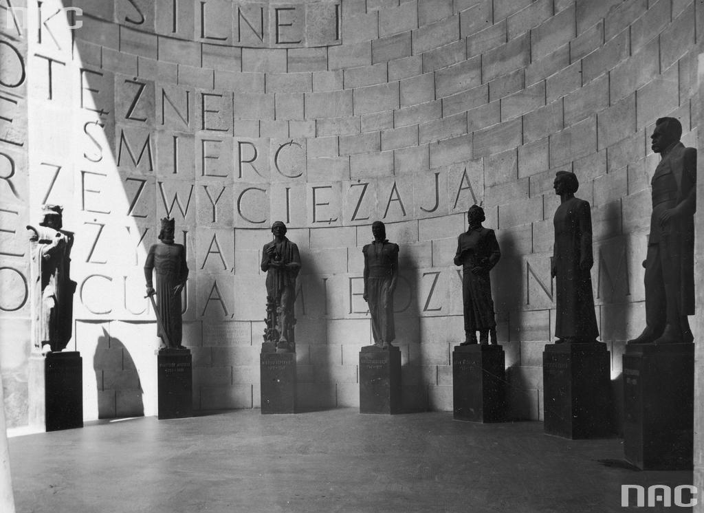 Fragment wnętrza Sali Honorowej w Pawilonie Polskim na międzynarodowej wystawie w Paryżu w 1937 roku. Pierwszy z lewej – posąg Bolesława Chrobrego autorstwa Zofii Trzcińskiej-Kamińskiej, Narodowe Archiwum Cyfrowe