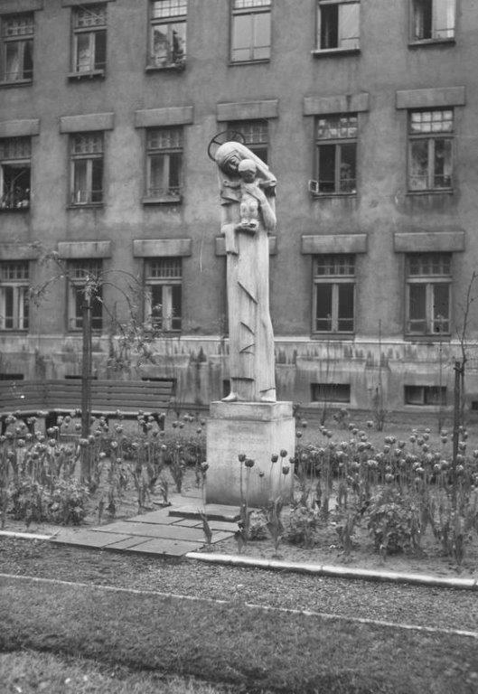Zofia Trzcińska-Kamińska, figura Matki Boskiej Akademickiej na dziedzińcu Wydziału Architektury Politechniki Warszawskiej, Narodowe Archiwum Cyfrowe