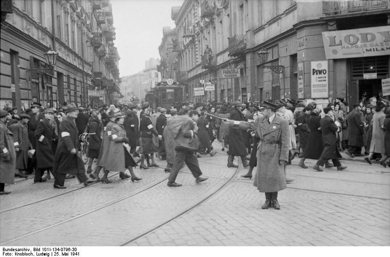 Getto warszawskie; ulica Karmelicka widziana z rogu ulicy Leszno; fot. Ludwig Knobloch, 25 maja 1941; licencja: CC BY-SA 3.0 de, źródło: Bundesarchiv, Bild 101I-134-0796-30 / Knobloch, Ludwig, Wikmedia Commons