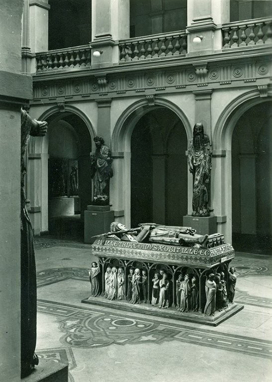 Janina Mierzecka, Fragment sali z zabytkami sztuki gotyckiej. Nagrobek księcia Henryka IV Probusa w Muzeum Narodowym we Wrocławiu, około 1951 roku, licencja PD, Muzeum Książąt Lubomirskich w Zakładzie Narodowym imienia Ossolińskich