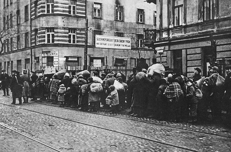 Przymusowe przesiedlenie ludności żydowskiej z mniejszych miast i osiedli w dystrykcie warszawskim do getta (ul. Leszno róg Żelaznej); fot., licencja: PD, źródło: T. Berenstein, A. Rutkowski, Pomoc Żydom w Polsce 1939–1945, Wydawnictwo Polonia, Warszawa 1963, Wikimedia Commons